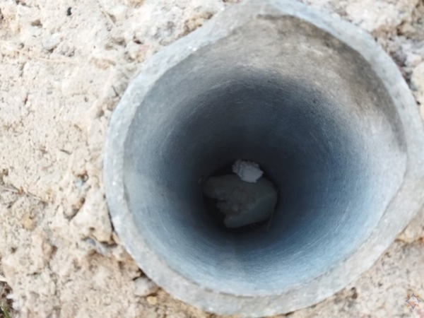 В Беларуси спасатели помогли малышу, нога которого застряла в трубе В Беларуси спасатели помогли малышу, нога которого застряла в трубе