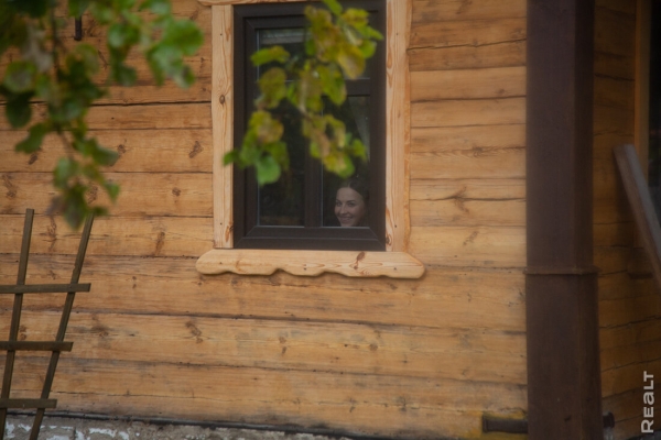 Девушка уехала из столицы в деревню в Березовском районе и нашла себе там дело — ремонтирует дом прадеда. И вот что у нее получилось Девушка уехала из столицы в деревню в Березовском районе и нашла себе там дело — ремонтирует дом прадеда. И вот что у нее получилось