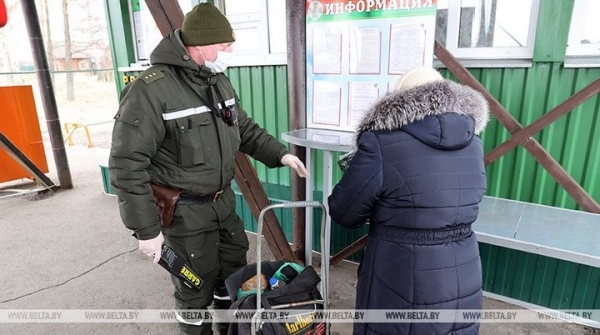 Жители приграничных деревень Беларуси доставляют продукты своим родным в Украину Жители приграничных деревень Беларуси доставляют продукты своим родным в Украину