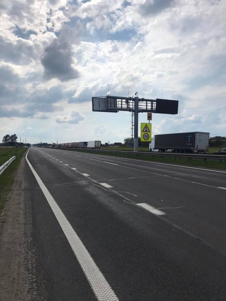 Очередь из большегрузных автомобилей, ожидающих своего проезда на погранпереходе «Козловичи», растянулась на километры Очередь из большегрузных автомобилей, ожидающих своего проезда на погранпереходе «Козловичи», растянулась на километры