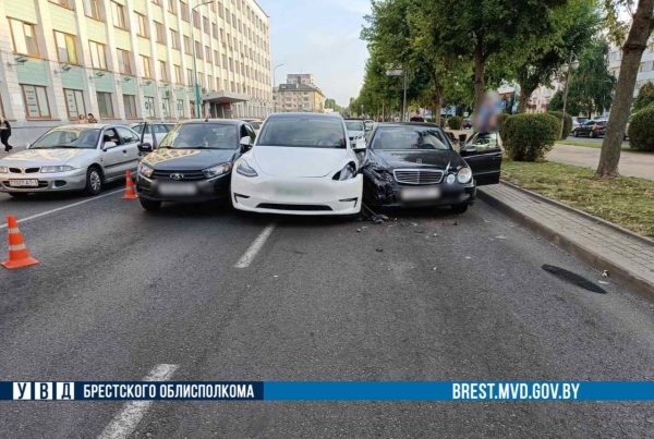 Как в Бресте Tesla попала в ДТП? Стали известны подробности Как в Бресте Tesla попала в ДТП? Стали известны подробности
