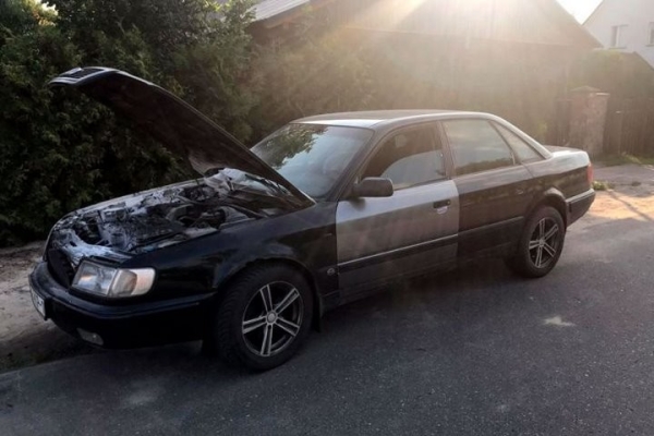 В Кобрине горела легковушка – огнем повредило моторный отсек и капот В Кобрине горела легковушка – огнем повредило моторный отсек и капот