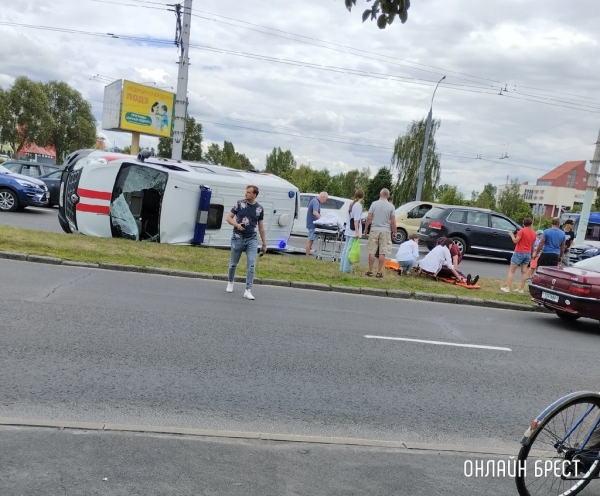 Автомобиль скорой помощи перевернулся в Бресте на перекрестке. Стали известны подробности Автомобиль скорой помощи перевернулся в Бресте на перекрестке. Стали известны подробности