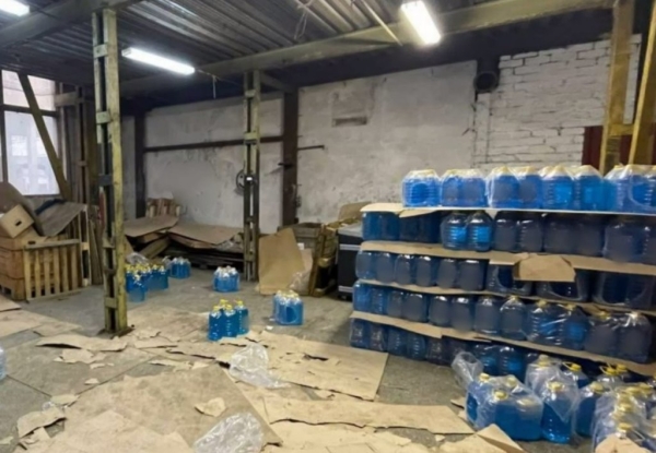 Мужчина продавал поддельную «омывайку». Изъяли более 2500 литров Мужчина продавал поддельную «омывайку». Изъяли более 2500 литров