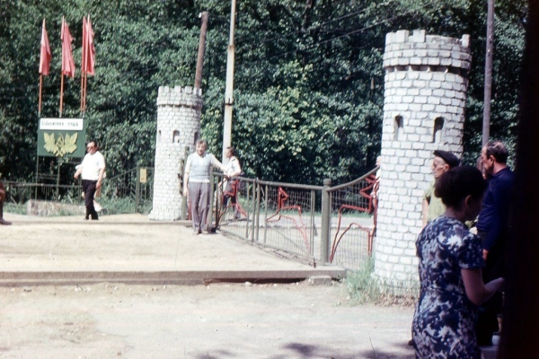 Въездные ворота национального парка «Беловежская пуща», 1976 год
             
                Въездные ворота национального парка «Беловежская пуща», 1976 год