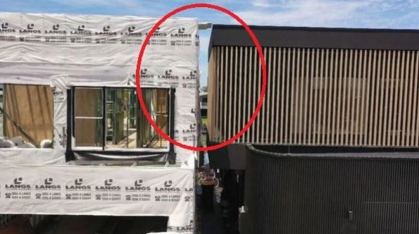 Две семьи построили дома в 40 сантиметрах друг от друга Две семьи построили дома в 40 сантиметрах друг от друга