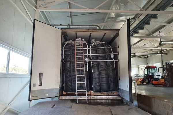 Сигареты на 2,3 миллиона евро нашли в белорусской фуре – их прятали за мешками с сажей Сигареты на 2,3 миллиона евро нашли в белорусской фуре – их прятали за мешками с сажей