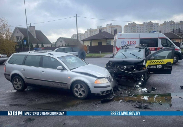 ДТП с участием такси в Барановичах. Кто виноват? ДТП с участием такси в Барановичах. Кто виноват?