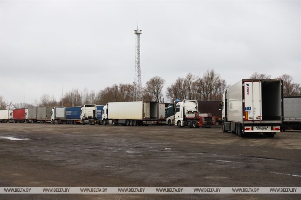Почти два десятка большегрузов вернулись в «Козловичи» после введенных Польшей ограничений