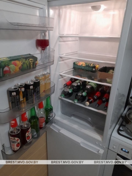 Спиртное, квартиры, коттеджи... Как подросток из Бреста погулял с друзьями на украденные деньги Спиртное, квартиры, коттеджи... Как подросток из Бреста погулял с друзьями на украденные деньги