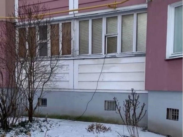 Поставил на зарядку электрокар из квартиры – соседи вызвали милицию. Можно ли заряжать машину из окна Поставил на зарядку электрокар из квартиры – соседи вызвали милицию. Можно ли заряжать машину из окна