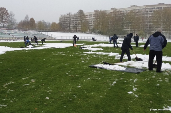 Стадион в Новополоцке перед матчем засыпало снегом — расчистить помогли болельщики Стадион в Новополоцке перед матчем засыпало снегом — расчистить помогли болельщики