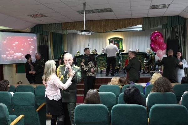 Пинские пограничники поздравили женщин с 8 Марта Пинские пограничники поздравили женщин с 8 Марта