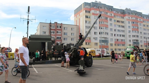Читатель: Сегодня в Бресте на Махновича была выставка военной техники
Читатель: Сегодня в Бресте на Махновича была выставка военной техники