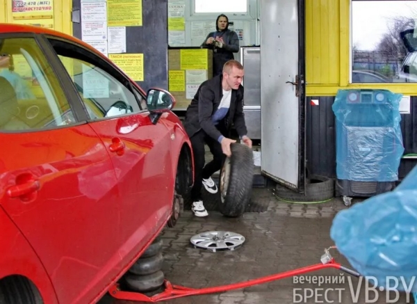 Брестские водители потихоньку «переобувают» своих «железных коней». Фотофакт Брестские водители потихоньку «переобувают» своих «железных коней». Фотофакт
