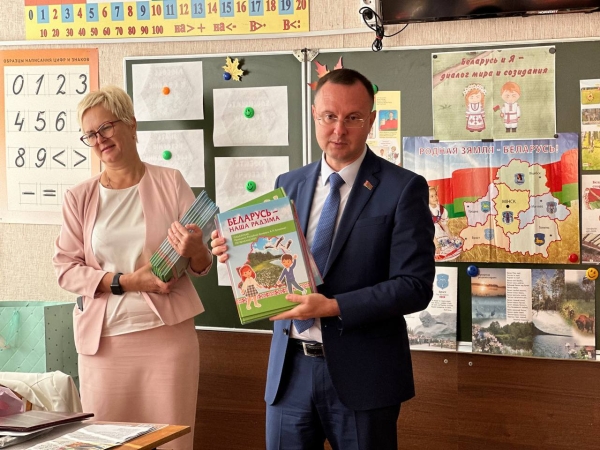 Глава Бреста принял участие в торжественной линейке в ГУО «Средняя школа №27 имени Героя Советского Союза И.П.Барсукова» Глава Бреста принял участие в торжественной линейке в ГУО «Средняя школа №27 имени Героя Советского Союза И.П.Барсукова»