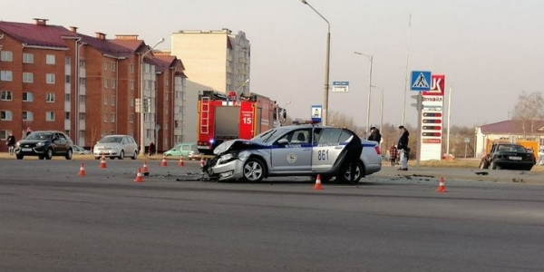 В Молодечно автомобиль ГАИ, двигаясь к месту смертельного ДТП, попал в аварию. Появилось видео В Молодечно автомобиль ГАИ, двигаясь к месту смертельного ДТП, попал в аварию. Появилось видео