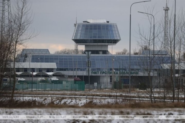 Более 600 грузовиков стоят в очереди на выезд перед пунктом пропуска «Козловичи» Более 600 грузовиков стоят в очереди на выезд перед пунктом пропуска «Козловичи»