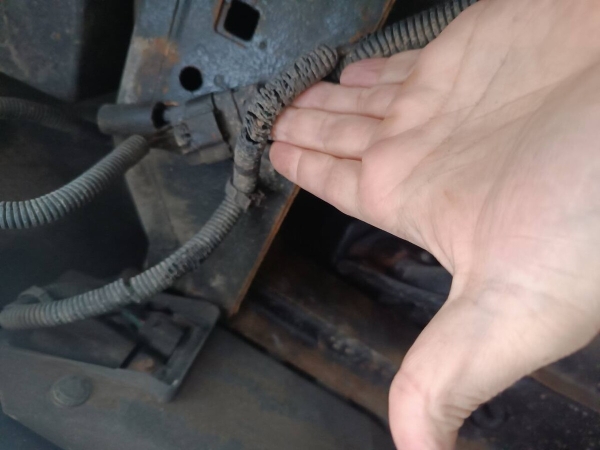 «Все гофры с проводкой посечены песком!». Белорусу так отпескоструили Cadillac, что у машины отказала электроника и кузов начал ржаветь