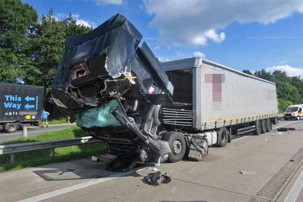 В Германии белорус на фуре врезался в автодом и «легковушку» В Германии белорус на фуре врезался в автодом и «легковушку»