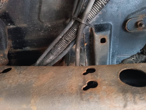 «Все гофры с проводкой посечены песком!». Белорусу так отпескоструили Cadillac, что у машины отказала электроника и кузов начал ржаветь