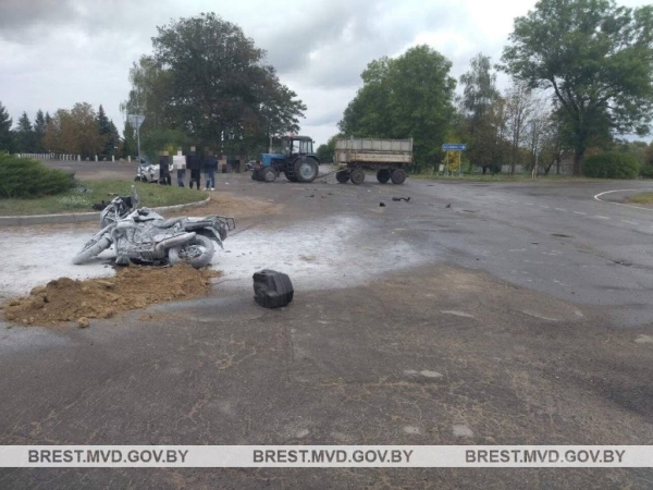 В Дрогичинском районе мотоциклист «встретился» с трактором, а велосипедист с ВАЗом. В Столинском районе грузовик столкнулся с легковушкой В Дрогичинском районе мотоциклист «встретился» с трактором, а велосипедист с ВАЗом. В Столинском районе грузовик столкнулся с легковушкой