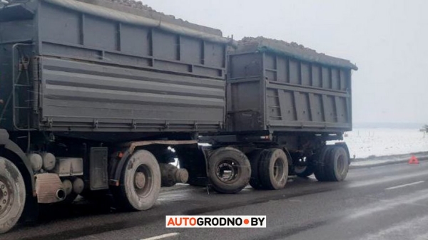 У грузовика отвалилось колесо и попало во встречку. Посмотрите, что случилось с легковушкой У грузовика отвалилось колесо и попало во встречку. Посмотрите, что случилось с легковушкой