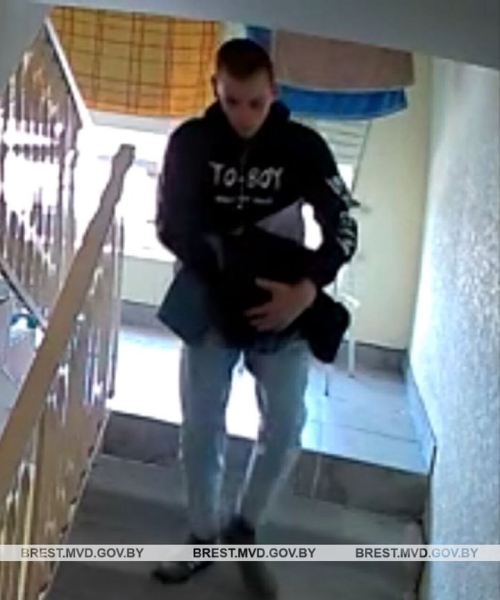 В Бресте милиция устанавливает личность мужчины. Находился в подъезде дома на ул. Грибоедова В Бресте милиция устанавливает личность мужчины. Находился в подъезде дома на ул. Грибоедова