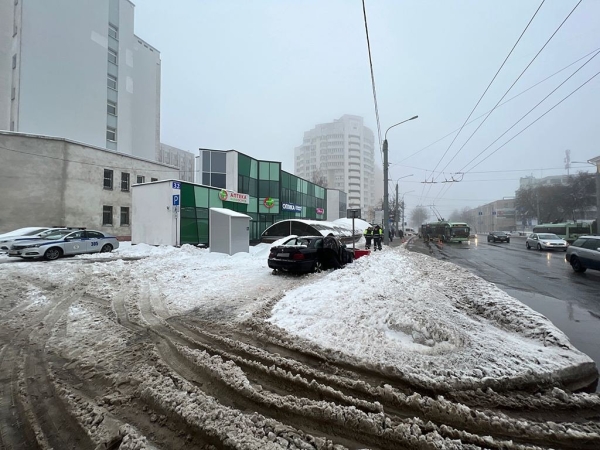 Автомобиль BMW в Гомеле выехал на тротуар и сбил пешеходов Автомобиль BMW в Гомеле выехал на тротуар и сбил пешеходов