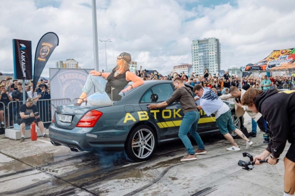 «Женщина-кошка» из Минска стала мемом. В автомобильных пабликах «пожар»