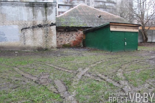 Жители домов на К.Маркса в Бресте просят привести в порядок их двор Жители домов на К.Маркса в Бресте просят привести в порядок их двор