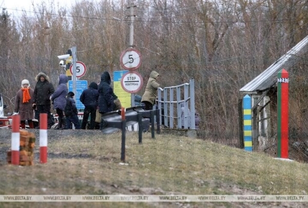 Жители приграничных деревень Беларуси доставляют продукты своим родным в Украину Жители приграничных деревень Беларуси доставляют продукты своим родным в Украину