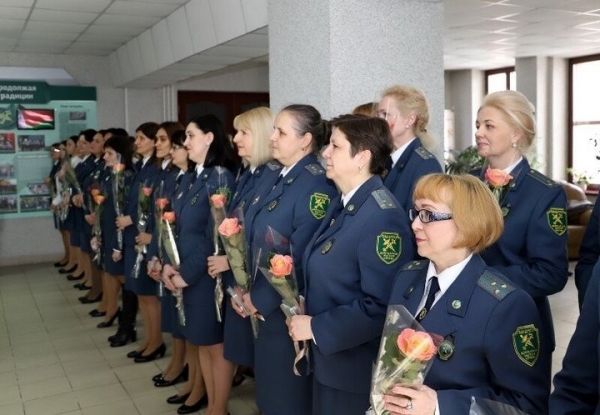 Сотрудники Брестской таможни поздравили своих прекрасных дам-коллег с наступающим 8 Марта Сотрудники Брестской таможни поздравили своих прекрасных дам-коллег с наступающим 8 Марта