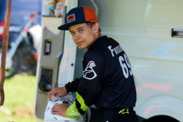 Парень из Кобрина стал чемпионом Беларуси по мотокроссу в классе 85 см куб. по итогам пяти этапов соревнований Парень из Кобрина стал чемпионом Беларуси по мотокроссу в классе 85 см куб. по итогам пяти этапов соревнований