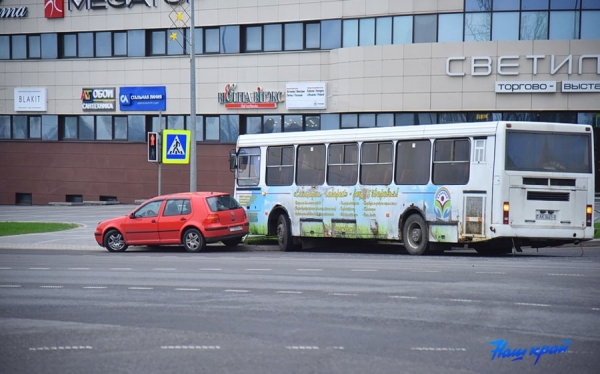 Автоледи в Барановичах не пропустила автобус, и он снес четыре пролета забора Автоледи в Барановичах не пропустила автобус, и он снес четыре пролета забора