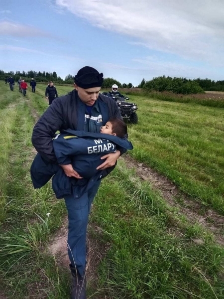 Пропавшего в Беларуси 3-летнего мальчика искали всю ночь и нашли в лесу Пропавшего в Беларуси 3-летнего мальчика искали всю ночь и нашли в лесу