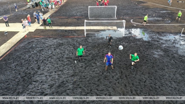Смотрите, как в Беларуси играют в болотный футбол Смотрите, как в Беларуси играют в болотный футбол