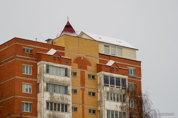 «Хотели снести, но все еще стоит». Как поживает коттедж на крыше минской многоэтажки «Хотели снести, но все еще стоит». Как поживает коттедж на крыше минской многоэтажки