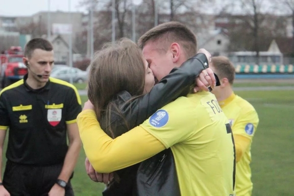 Предложение прямо на поле: чем закончилась футбольная история любви? Предложение прямо на поле: чем закончилась футбольная история любви?