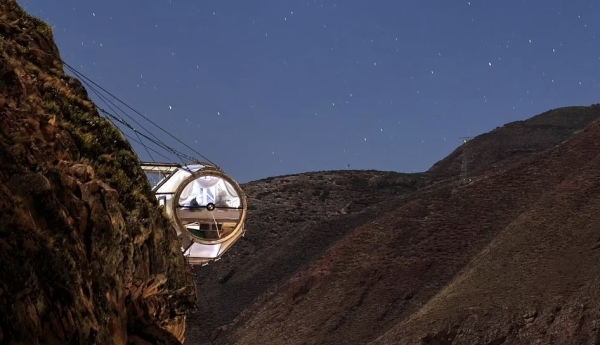 Не для слабонервных. Всем желающим предлагают переночевать в прозрачных капсулах, подвешенных к отвесной скале Не для слабонервных. Всем желающим предлагают переночевать в прозрачных капсулах, подвешенных к отвесной скале