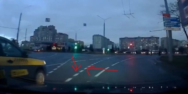 Вопрос по ПДД. Водитель уверен, что не нарушал, перестроившись на кольце Вопрос по ПДД. Водитель уверен, что не нарушал, перестроившись на кольце