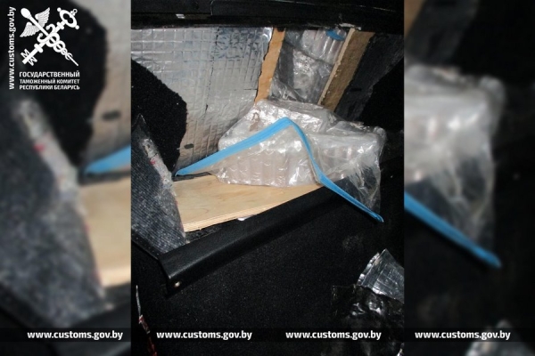 На границе с Литвой задержали Chevrolet Corvette 1976 года выпуска. Причина – 73 кг гашиша за фальшстенкой На границе с Литвой задержали Chevrolet Corvette 1976 года выпуска. Причина – 73 кг гашиша за фальшстенкой