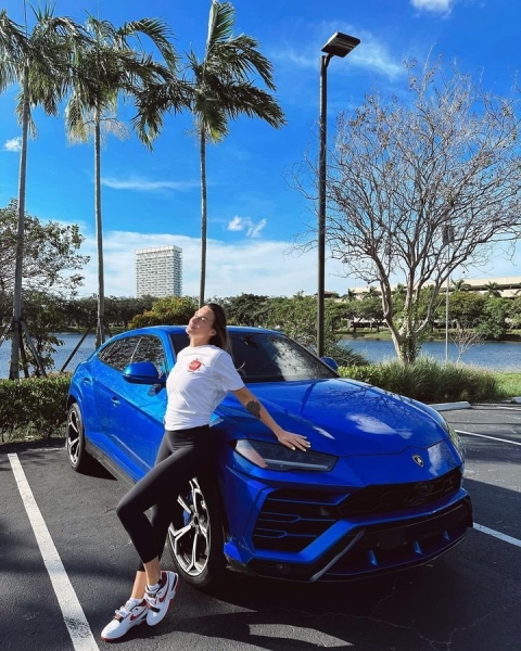 Первая ракетка мира белоруска Арина Соболенко похвасталась новым роскошным автомобилем. Сколько он стоит? Первая ракетка мира белоруска Арина Соболенко похвасталась новым роскошным автомобилем. Сколько он стоит?