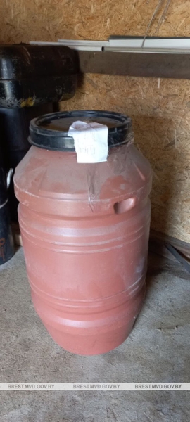 Больше 300 литров «сэкономленного» дизтоплива нашли у водителя в Кобринском районе