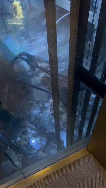 В Германии лопнул гигантский аквариум. Погибло 1,5 тысячи рыб В Германии лопнул гигантский аквариум. Погибло 1,5 тысячи рыб