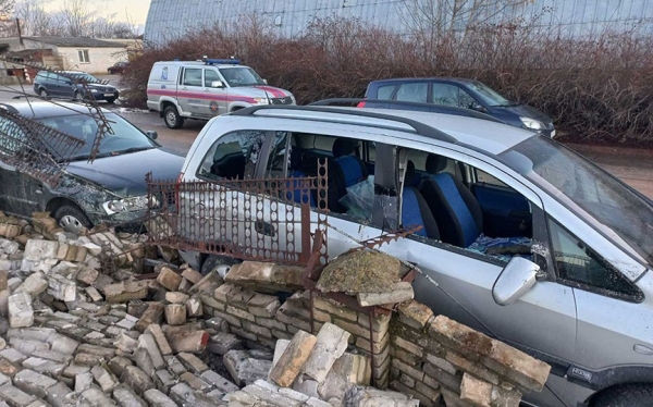Сильный ветер развалил кирпичный забор в Барановичах. Повреждено несколько машин
