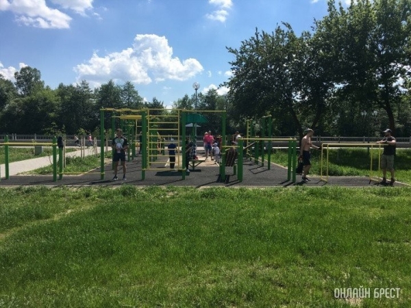 Площадку с уличными тренажерами обустраивают в Каменце