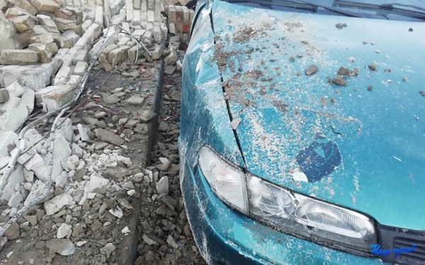 Сильный ветер развалил кирпичный забор в Барановичах. Повреждено несколько машин