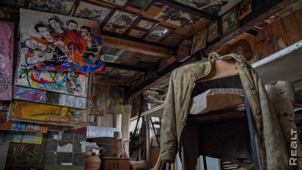 «Стены обшиты картонными ящиками от холодильника». Белорус построил дом из мусора и показал, как он устроен «Стены обшиты картонными ящиками от холодильника». Белорус построил дом из мусора и показал, как он устроен