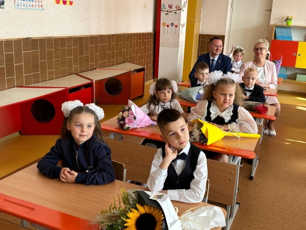 Глава Бреста принял участие в торжественной линейке в ГУО «Средняя школа №27 имени Героя Советского Союза И.П.Барсукова» Глава Бреста принял участие в торжественной линейке в ГУО «Средняя школа №27 имени Героя Советского Союза И.П.Барсукова»